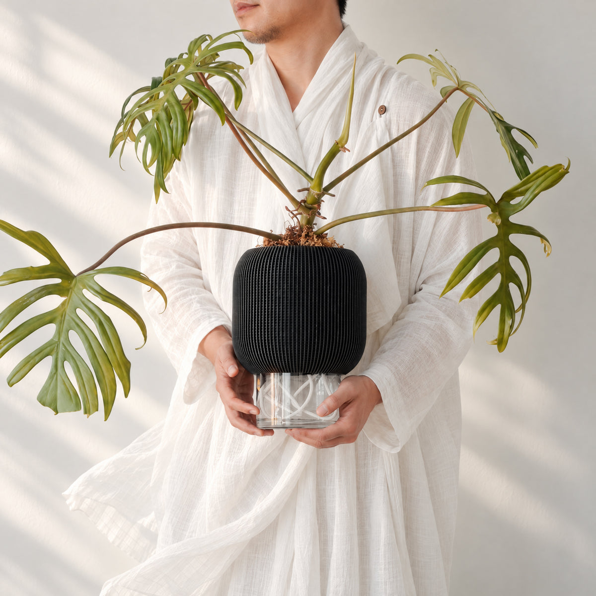 PEBBLE SELF-WATERING &amp; AIR PRUNING PLANTER - BLACK - VerdiPot